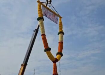 शरद पवारांचे जळगावात भव्य पुष्पवृष्टी करून स्वागत