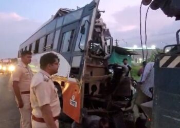 एसटी बस आणि कंटेनरमध्ये भीषण अपघात : एक प्रवाशी ठार, तर 19 जण जखमी