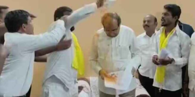 धक्कादायक! आधी निवेदन दिले, नंतर मंत्री राधाकृष्ण विखे पाटलांच्या अंगावर.. आंदोलकाला बदाडले