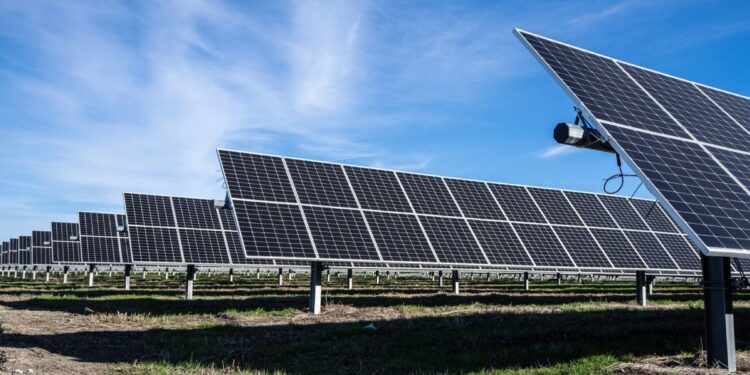 मुख्यमंत्री सौर कृषी वाहिनी योजना; जळगाव जिल्ह्यात ७०० मेगॉवट वीज निर्मिती होणार