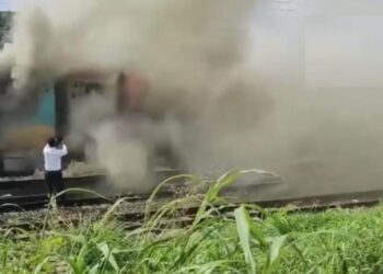 हमसफर एक्स्प्रेसला भीषण आग; प्रवाशांमध्ये घबराट, पाहा व्हिडिओ