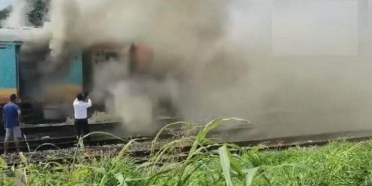 हमसफर एक्स्प्रेसला भीषण आग; प्रवाशांमध्ये घबराट, पाहा व्हिडिओ