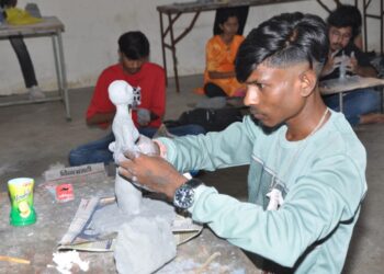 युवक महोत्सवात स्पर्धकांनी घडवीला मातीकलेतून मातृत्वाचा सुंदर आविष्कार