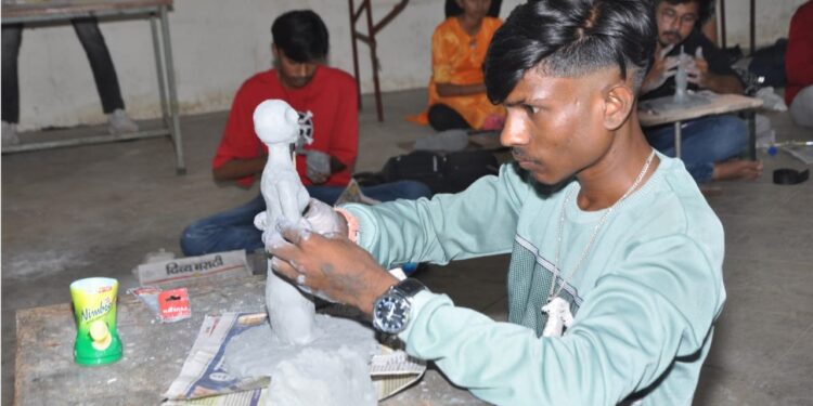 युवक महोत्सवात स्पर्धकांनी घडवीला मातीकलेतून मातृत्वाचा सुंदर आविष्कार