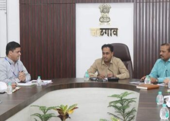 बॅकांनी योजना लाभार्थ्यांपर्यंत पोहचविण्यासाठी विशेष मोहीम राबवावी – जिल्हाधिकारी आयुष प्रसाद