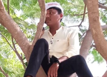 चोपड्यातील तरुणाचं झाडावर चढून आंदोलन ; पण कशासाठी, वाचा काय आहे त्याची मागणी