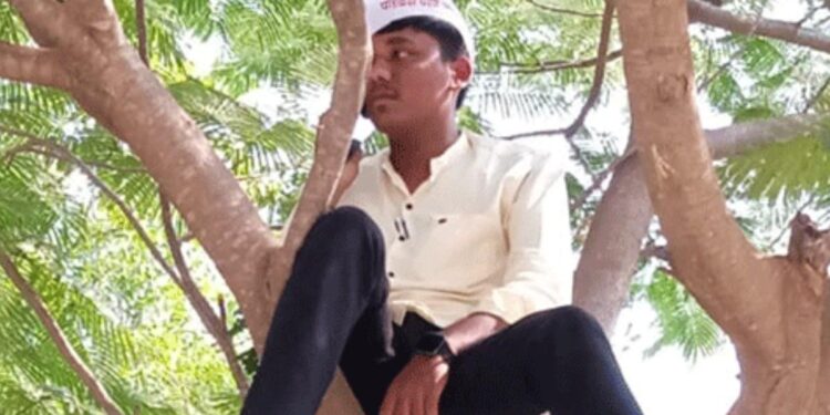 चोपड्यातील तरुणाचं झाडावर चढून आंदोलन ; पण कशासाठी, वाचा काय आहे त्याची मागणी