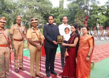 राष्ट्रीय हुतात्मा दिनानिमित्त मानवंदना; शहीद पोलीस अधिकारी – कर्मचाऱ्यांच्या कुटुंबीयांचे सात्वंन
