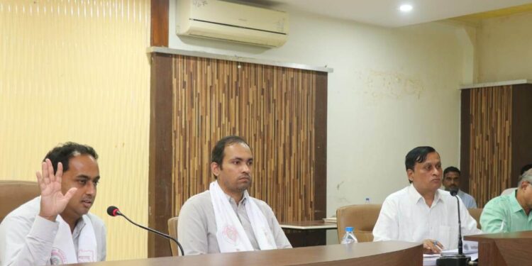 पीक विमा कंपन्यांनी शेतकऱ्यांना तात्काळ २५ टक्के अग्रीम नुकसान भरपाई द्यावी – जिल्हाधिकारी आयुष प्रसाद