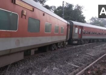 बिहारमध्ये रेल्वेला भीषण अपघात ; चार प्रवाशी ठार, मृतांचा आकडा वाढण्याची शक्यता