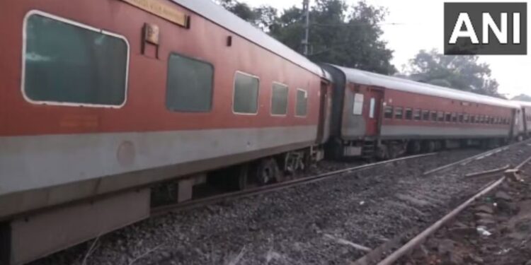 बिहारमध्ये रेल्वेला भीषण अपघात ; चार प्रवाशी ठार, मृतांचा आकडा वाढण्याची शक्यता