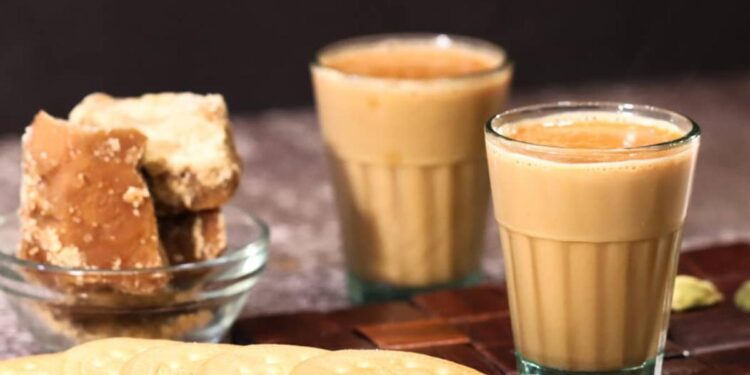 चहा प्यायल्याने वजन कमी होते! जाणून घ्या गुळाच्या चहाचे जबरदस्त फायदे…