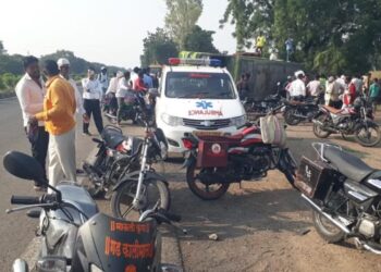 धुळ्यात लक्झरी बसचा भीषण अपघात