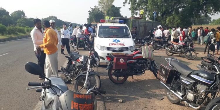 धुळ्यात लक्झरी बसचा भीषण अपघात