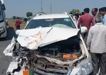 बसची भाजप नेत्याच्या कारला जोरदार धडक