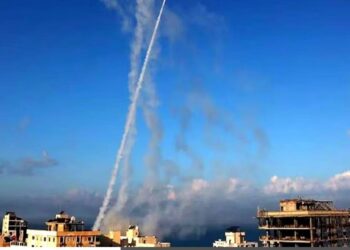 पॅलेस्टाईनच्या रॉकेट हल्ल्यानं वातावरण चिघळलं; इस्रायलकडून युद्धाची घोषणा