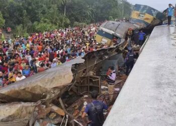 दोन ट्रेन एकमेकांवर आदळल्याने भीषण अपघात ;17 प्रवाशी ठार