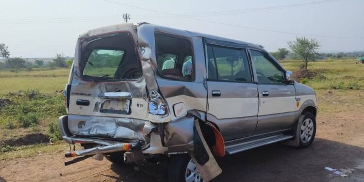 मोठी बातमी! दसरा मेळाव्यासाठी निघालेल्या कारला ट्रकची धडक ; एकाच मृत्यू