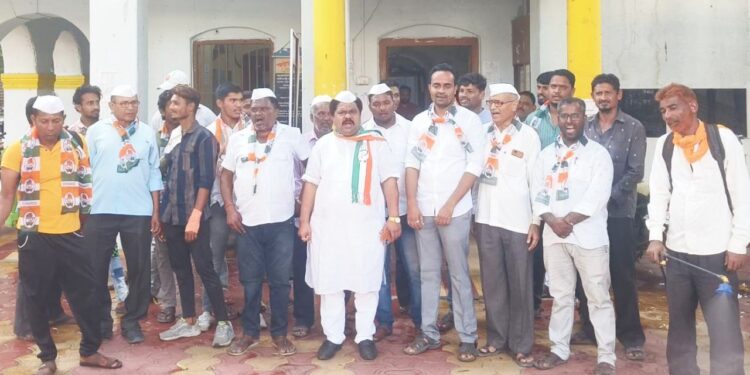 पाचोरा नगरपरिषद विरोधात कॉंग्रेसचे गांधीगिरी आंदोलन