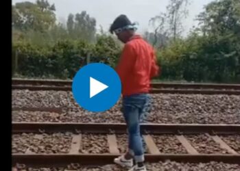 रेल्वे ट्रॅकवर REEL बनवयाला गेला अन् ; हा व्हिडीओ एकदा बघाच…
