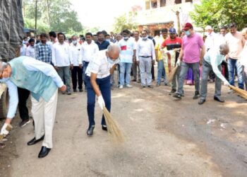 “स्वच्छता ही सेवा” या मोहिमे अंतर्गत बांभोरी आणि विद्यापीठ परीसरात स्वच्छता मोहिम