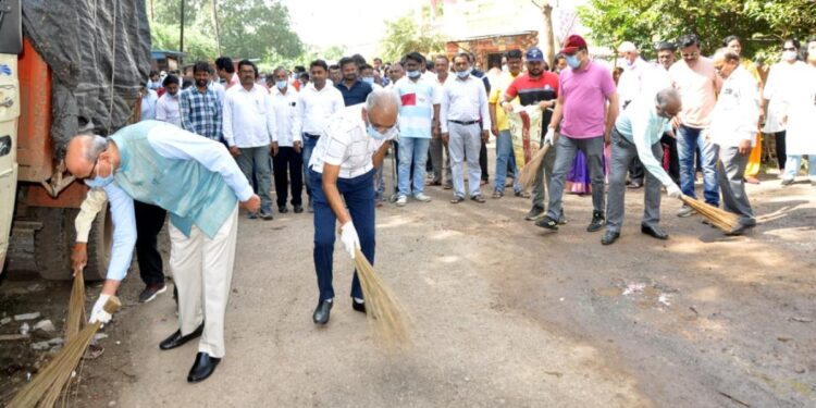 “स्वच्छता ही सेवा” या मोहिमे अंतर्गत बांभोरी आणि विद्यापीठ परीसरात स्वच्छता मोहिम