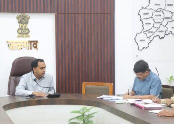 जळगाव जिल्ह्यात भटक्या कुत्र्यांची संख्या नियंत्रणात आणण्यासाठी विशेष मोहीम राबवावी – जिल्हाधिकारी आयुष प्रसाद