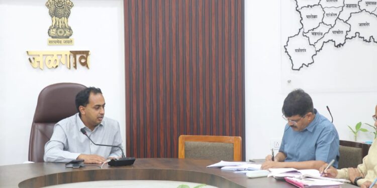 जळगाव जिल्ह्यात भटक्या कुत्र्यांची संख्या नियंत्रणात आणण्यासाठी विशेष मोहीम राबवावी – जिल्हाधिकारी आयुष प्रसाद