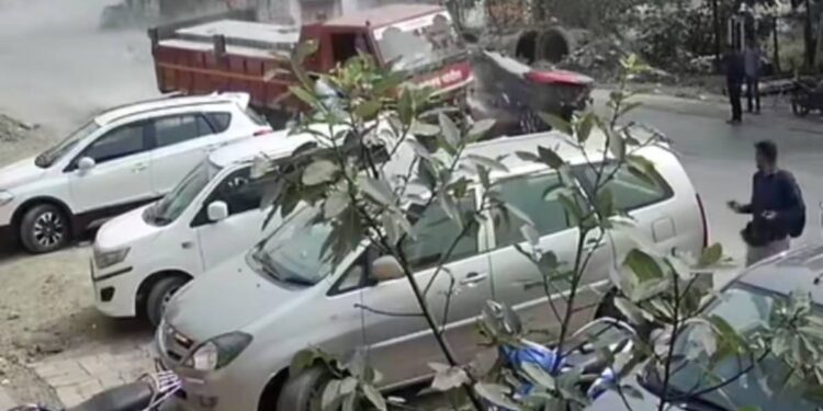 टेम्पोवरील चालकाचे नियंत्रण सुटले अन्… थरकाप उडवणाऱ्या घटनेचा VIDEO व्हायरल