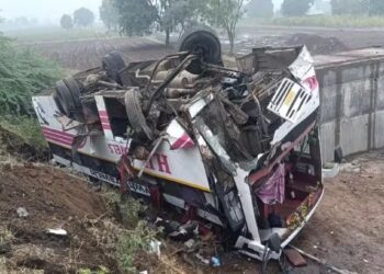 खासगी बस रस्त्याच्या खाली उतरून उलटली ; चाळीसगावमधील घटना