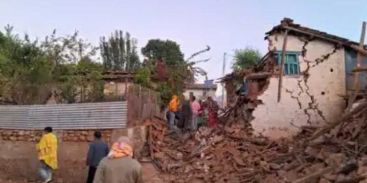नेपाळ हादरले ; विनाशकारी भूकंपात शेकडो जणांचा मृत्यू ; मृतांचा आकडा वाढण्याची भीती