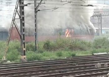 कल्याण रेल्वे यार्डात उभ्या असलेल्या मालगाडीला आग