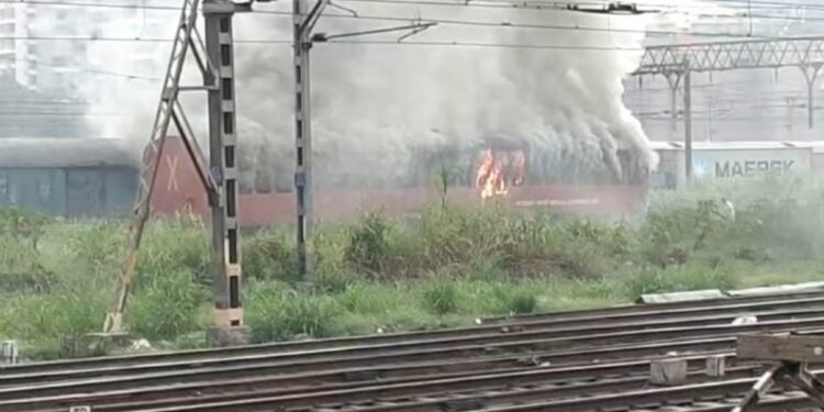 कल्याण रेल्वे यार्डात उभ्या असलेल्या मालगाडीला आग