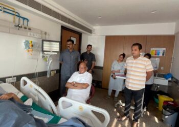 एकनाथ खडसेंच्या भेटीसाठी शरद पवार बॉम्बे हॉस्पिटलमध्ये