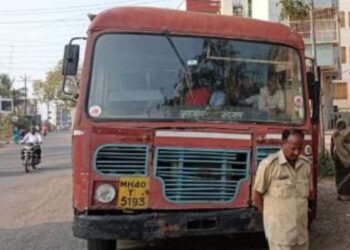 धावत्या बसमध्ये टवाळखोराने काढली विद्यार्थिनींची छेड, नंतर पुढे काय घडलं वाचा..