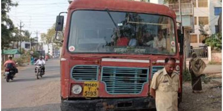 धावत्या बसमध्ये टवाळखोराने काढली विद्यार्थिनींची छेड, नंतर पुढे काय घडलं वाचा..