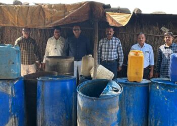 जिल्ह्यात पोलीस व राज्य उत्पादन शुल्क विभागाची हातभट्टी निर्मूलन मोहीम ;एका दिवसात १०६ गुन्हे