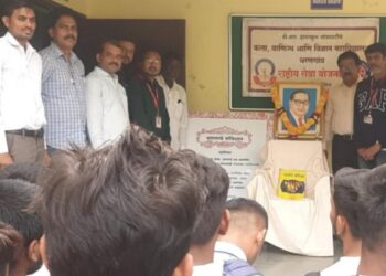 धरणगाव महाविद्यालयात संविधान दिन साजरा