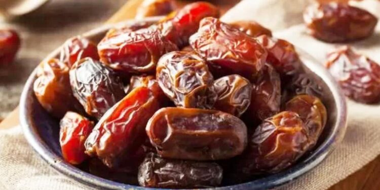 हिवाळ्यात खजूर खाण्याचा सल्ला का दिला जातो? फायदे वाचून चकित व्हाल