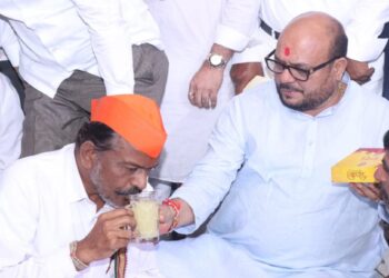 कोळी समाजाच्या २६ दिवसांपासून सुरू असलेल्या उपोषणाची सांगता