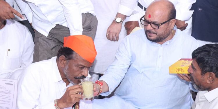 कोळी समाजाच्या २६ दिवसांपासून सुरू असलेल्या उपोषणाची सांगता