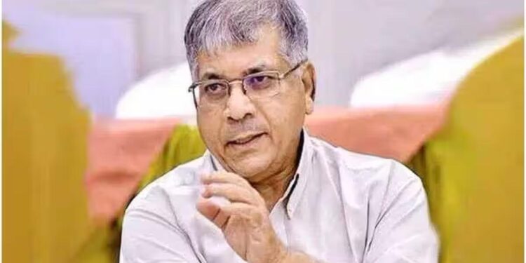 प्रकाश आंबेडकरांच्या दाव्याने राज्यात खळबळ ; काय आहे वाचा