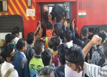 भयंकर स्थिती! ट्रेन पकडताना चेंगराचेंगरी, एकाचा मृत्यू, अनेक जखमी