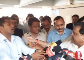 पत्रकारांच्या प्रश्नावर मंत्री तानाजी सावंत संतापले ; पत्रकाराचा गाल थोपटत म्हणाले ..