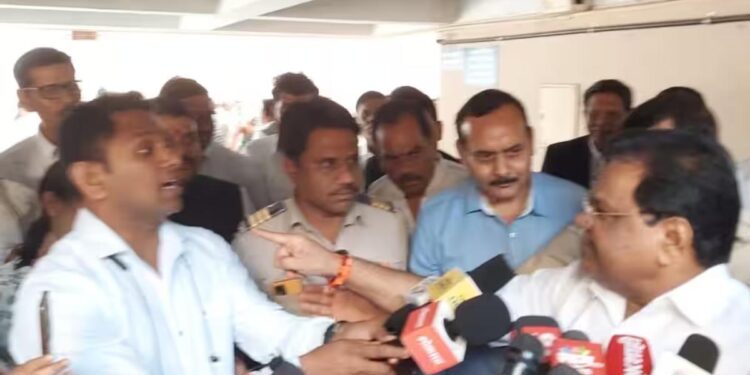 पत्रकारांच्या प्रश्नावर मंत्री तानाजी सावंत संतापले ; पत्रकाराचा गाल थोपटत म्हणाले ..