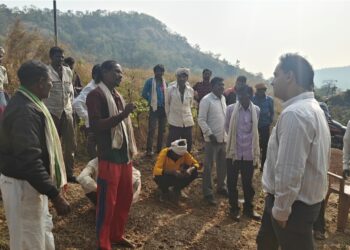 आयुष प्रसाद ठरले अतिदुर्गम आंबापाणीला २० किलोमीटर पायपीट करत पोहचणारे पहिले कलेक्टर 