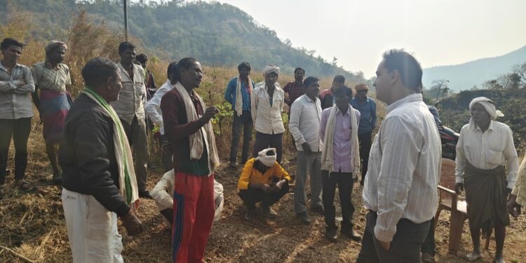 आयुष प्रसाद ठरले अतिदुर्गम आंबापाणीला २० किलोमीटर पायपीट करत पोहचणारे पहिले कलेक्टर