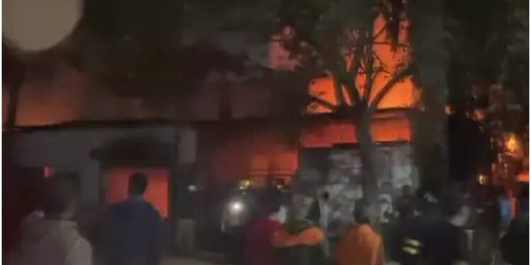 भयंकर! कामगार झोपेत असताना लागली भीषण आग, 6 जणांचा होरपळून मृत्यू