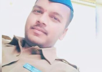 धक्कादायक ! पोलिसानं स्वत:वरच झाडल्या तीन गोळ्या, नेमकं कारण काय?