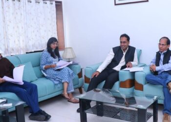 जिल्ह्यातील दुष्काळी स्थितीचे केंद्रीय पथकापुढे जिल्हाधिकारी आयुष प्रसाद यांनी केले सादरीकरण